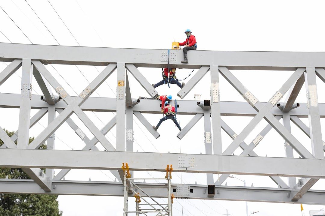 Hombres trabajando en estructura metálica 