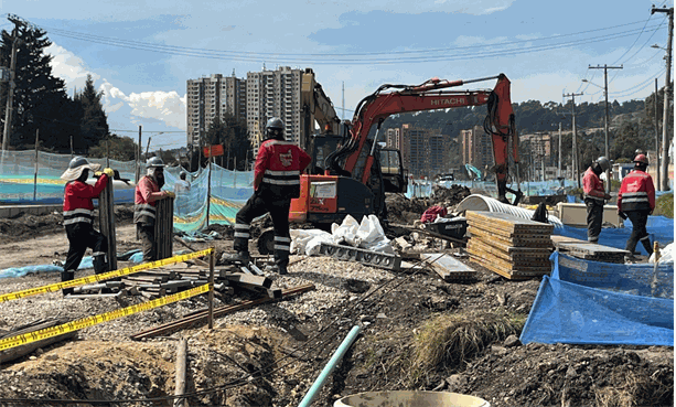 Trabajadores durante la construcción vial en la zona