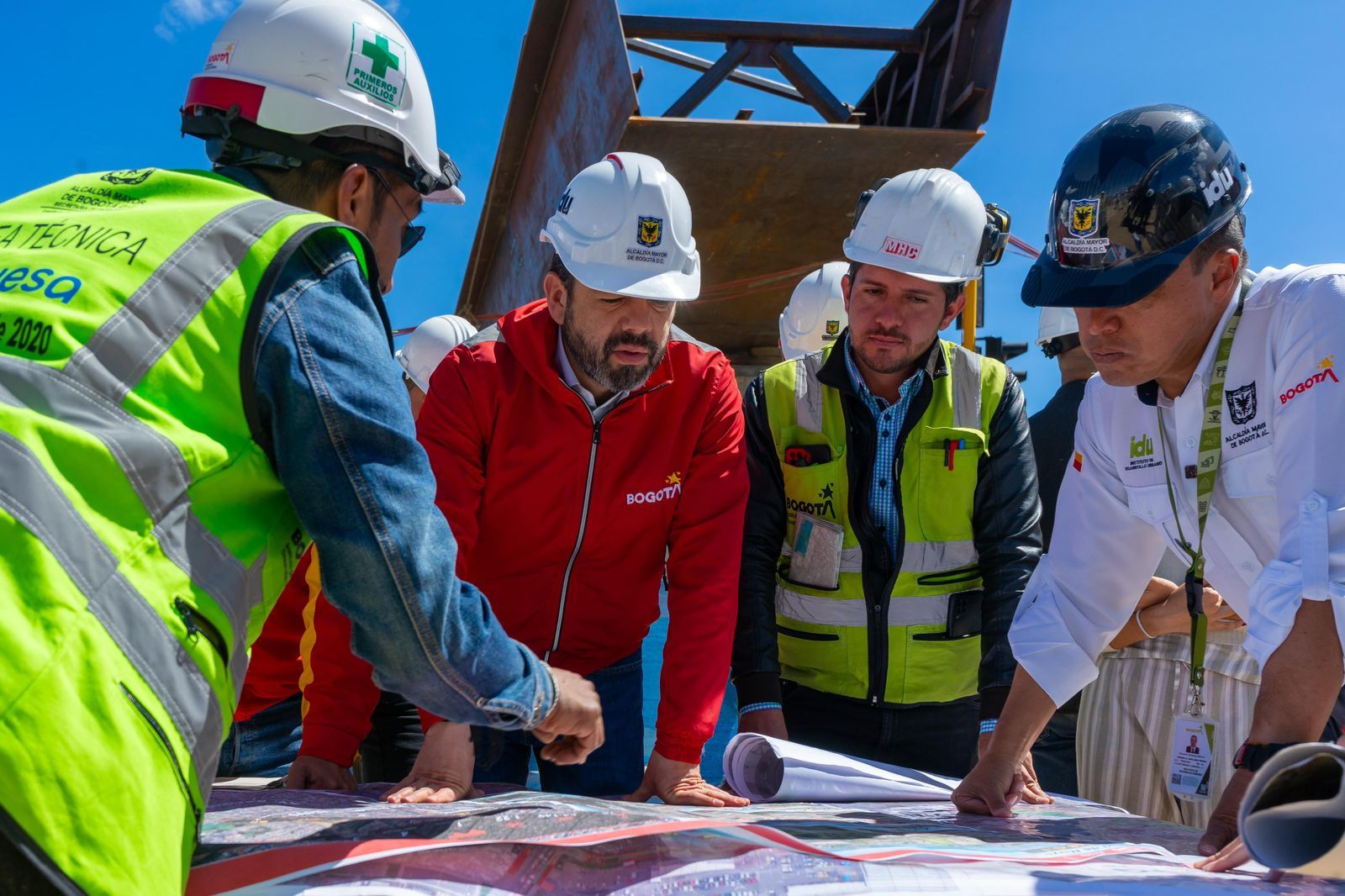 El alcalde, Carlos Fernando Galán, y el director del IDU, Orlando Molano, revisan sobre los planos de la obra, los avances del grupo 1