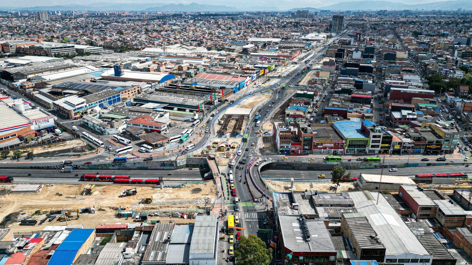Imagen panorámica del avance del grupo 1 de la avenida 68