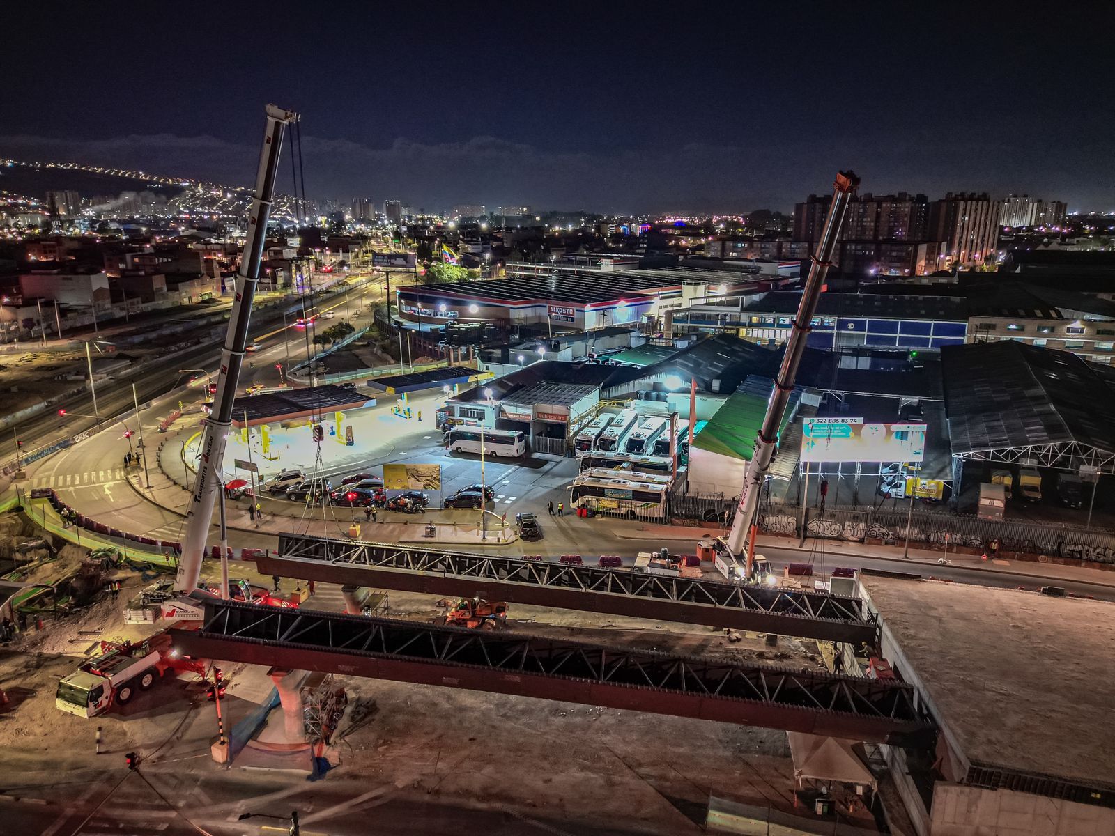 El alcalde, Carlos Fernando Galán, y el director del IDU, Orlando Molano, revisan sobre los planos de la obra, los avances del grupo 1