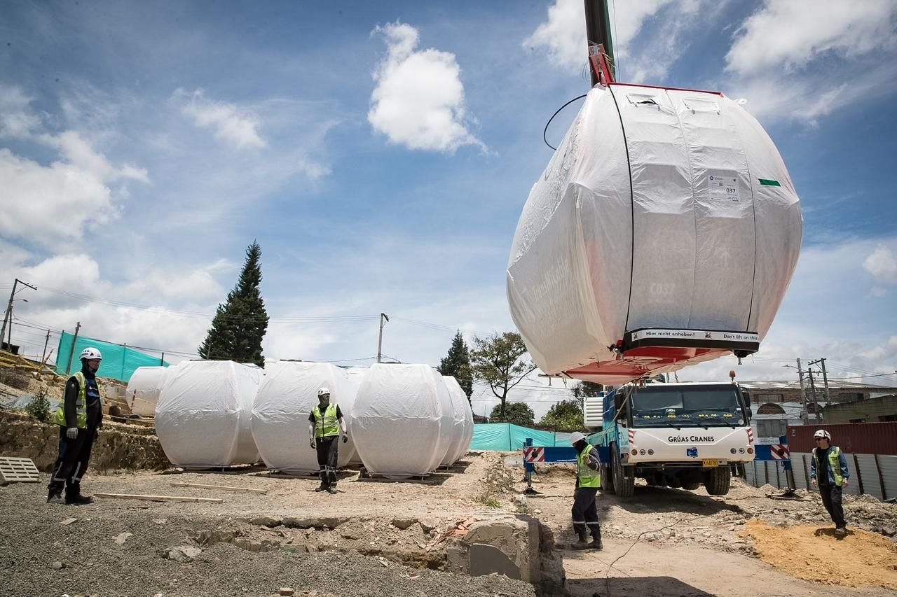 Las primeras cabinas, aún cubiertas, son trasladadas a la estación Altamira