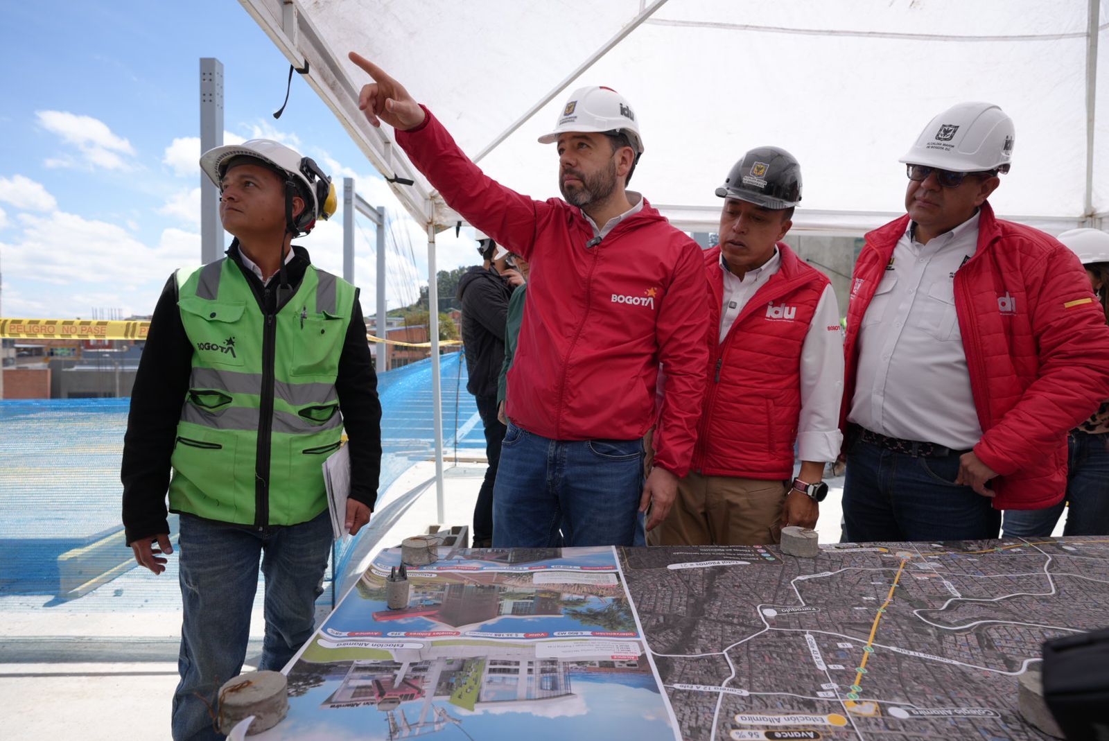 El alcalde, Carlos Fernando Galán, y el director del IDU, Orlando Molano, supervisan la llegada de las primeras cabinas