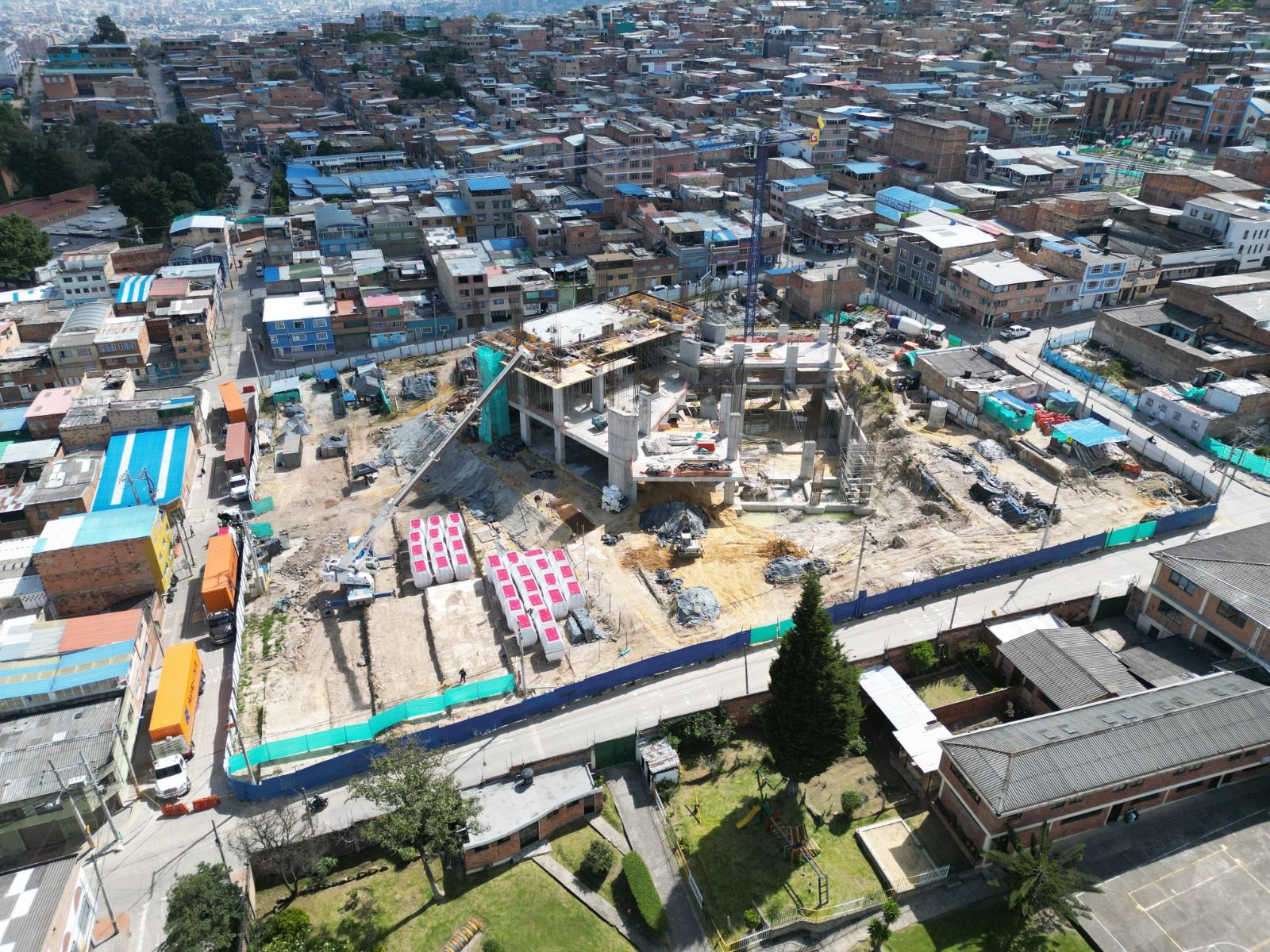 Desde el aire se evidencia el avance de la estación y las primeras cabinas entregadas