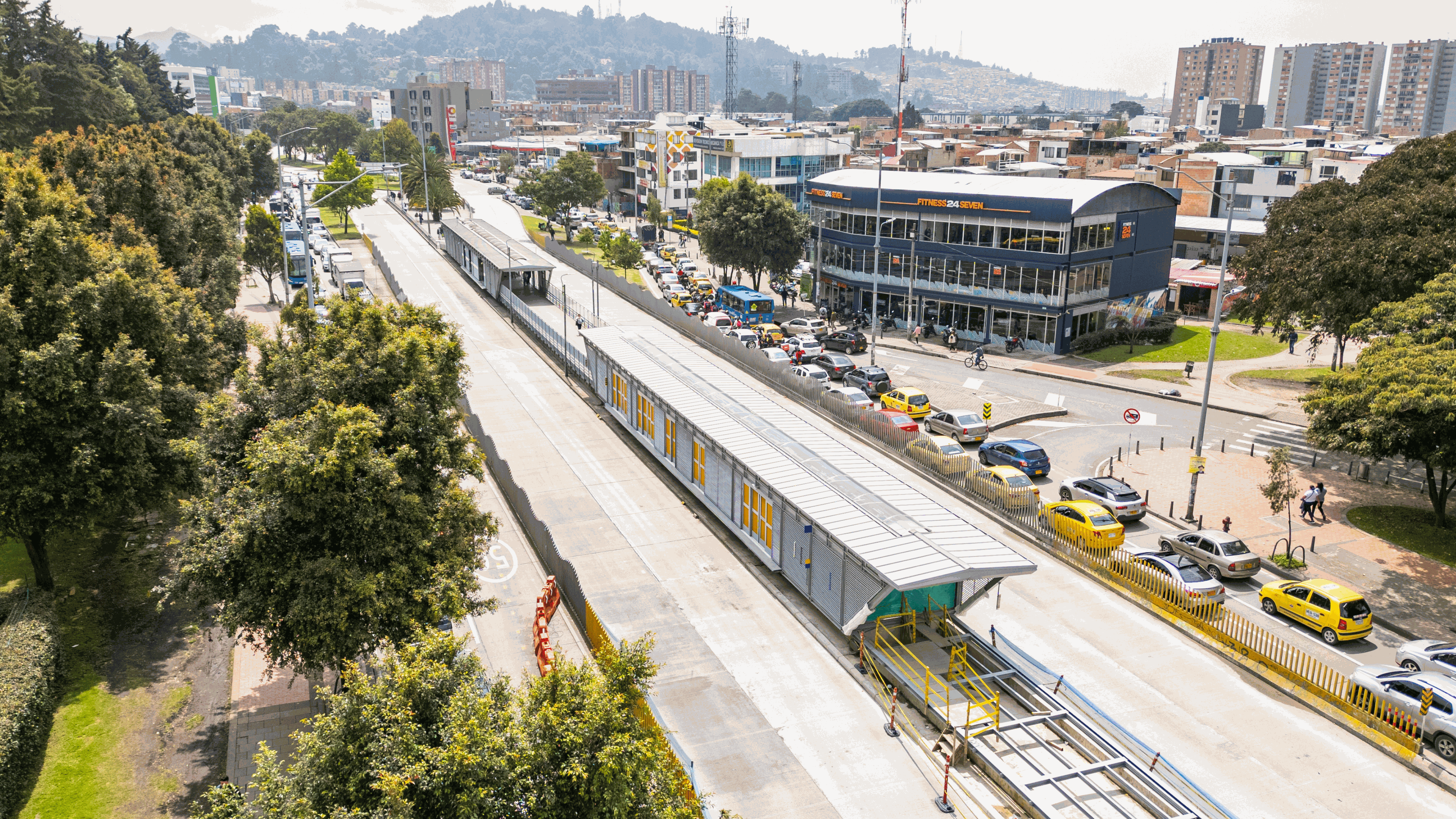 Aceras y ciclorruta costado oriental Autopista Norte entre Calle 80 y Calle 128B