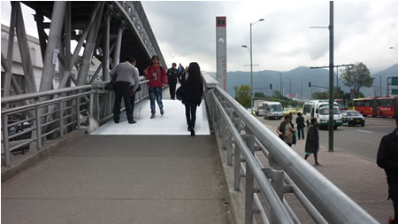 Puente de la avenida de la Américas con Carrera 53 B donde anoche se inició intervención