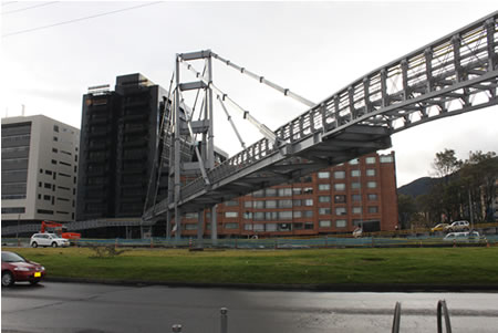 Puente  peatonal de la estación Transmilenio en la Calle 100