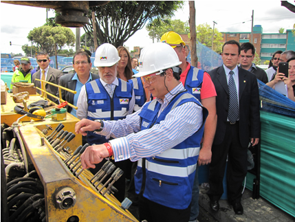 Momento en que el Alcalde Mayor, Gustavo Petro, enciende la máquina de sondeo que extraerá muestras de subsuelo para iniciar los estudios de geotecnia para la primera línea del metro subterráneo de Bogotá.