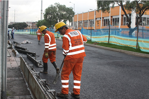 Los operarios avanzan en las obras de adecuación  de  la carrera 33 como vía de conexión entre las troncales de la calle 26 y la NQS, trabajos que tienen un avance del 80% y que estarán concluidos para este fin de semana, tras lo cual se continuará con labores de implementación de semaforización y señalización.