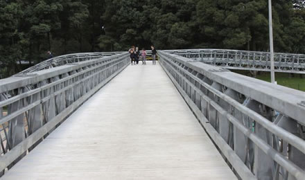El puente peatonal tipo TransMilenio, que se implementará en la calle 192 por autopista norte, es similar al de la imagen. (archivo IDU)