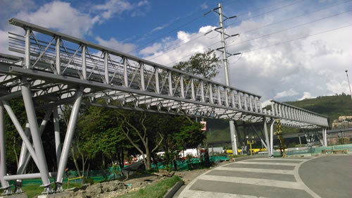 Más del 60 % de la estructura del puente peatonal que complementará la estación de TransMilenio en la calle 192 por autopista Norte, ya fue izada, la obra estará concluida en noviembre próximo