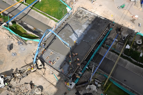 Construcción del puente vehicular sobre el Canal Córdoba o carrera 54, obra que permitirá la apertura total de la calle 153 entre la Autopista Norte y la Avenida Boyacá, a finales de octubre próximo