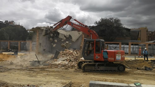 Demolición de la estructura en donde estaba ubicada la subestación de energía, para darle paso a uno de los carriles de la carrera 11 y parte del espacio público