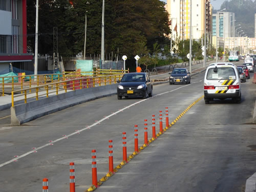 Puente vehicular sobre el Canal Córdoba, carrera 54, que permite la conectividad entre la avenida Boyacá y la Autopista Norte, a través de la calle153