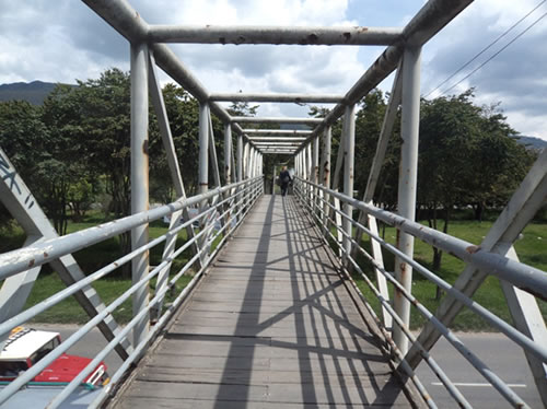 El puente peatonal de la Autopista Norte por calle 208, será el primero en ser intervenido este año