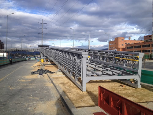 Montaje rampa de acceso a nueva estación de TransMilenio en Bosa