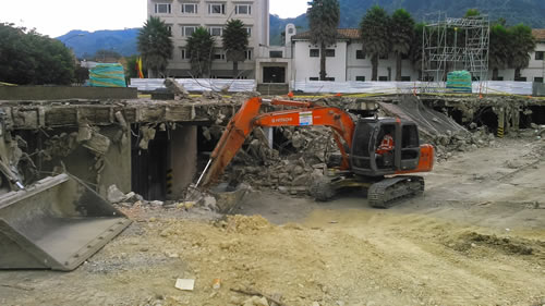 Demolición placa superior de la plazoleta, la cual será reconstruida así como las zonas de estacionamiento o parqueo