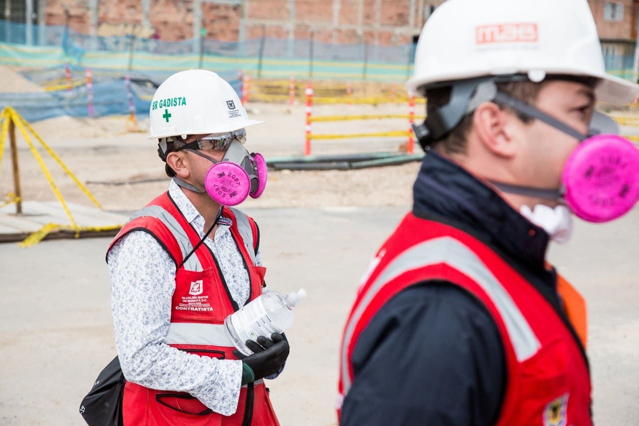 fotografias de trabajadores en obras con bioseguridad