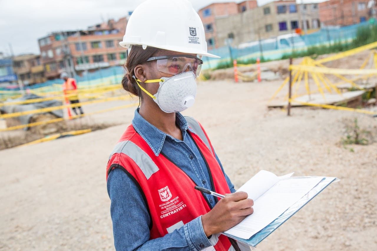 fotografias de trabajadores en obras con bioseguridad