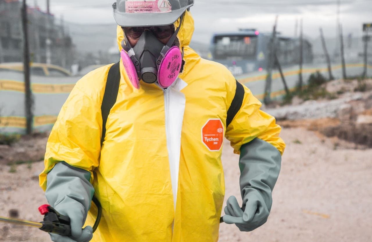 fotografias de trabajadores en obras con bioseguridad