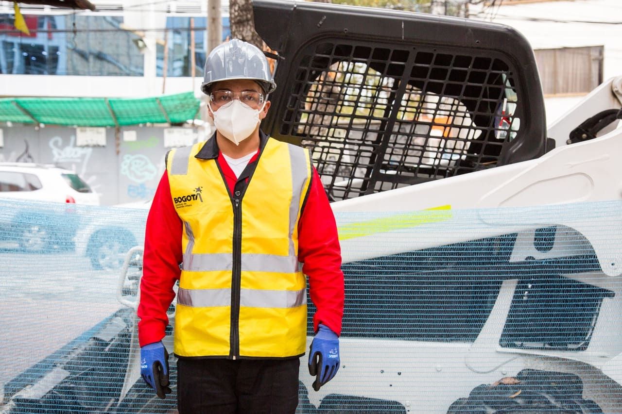 fotografias de trabajadores en obras con bioseguridad