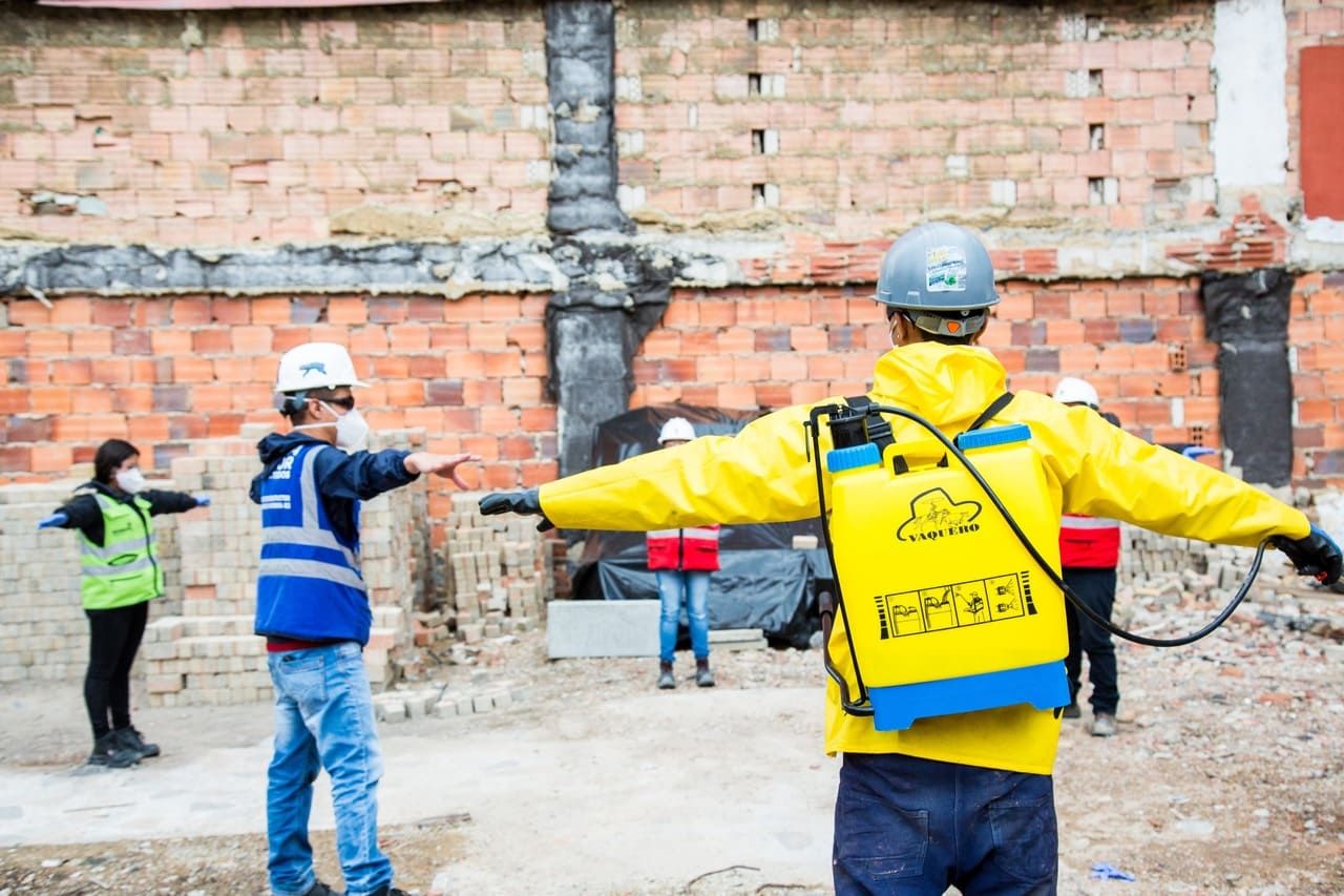 fotografias de trabajadores en obras con bioseguridad