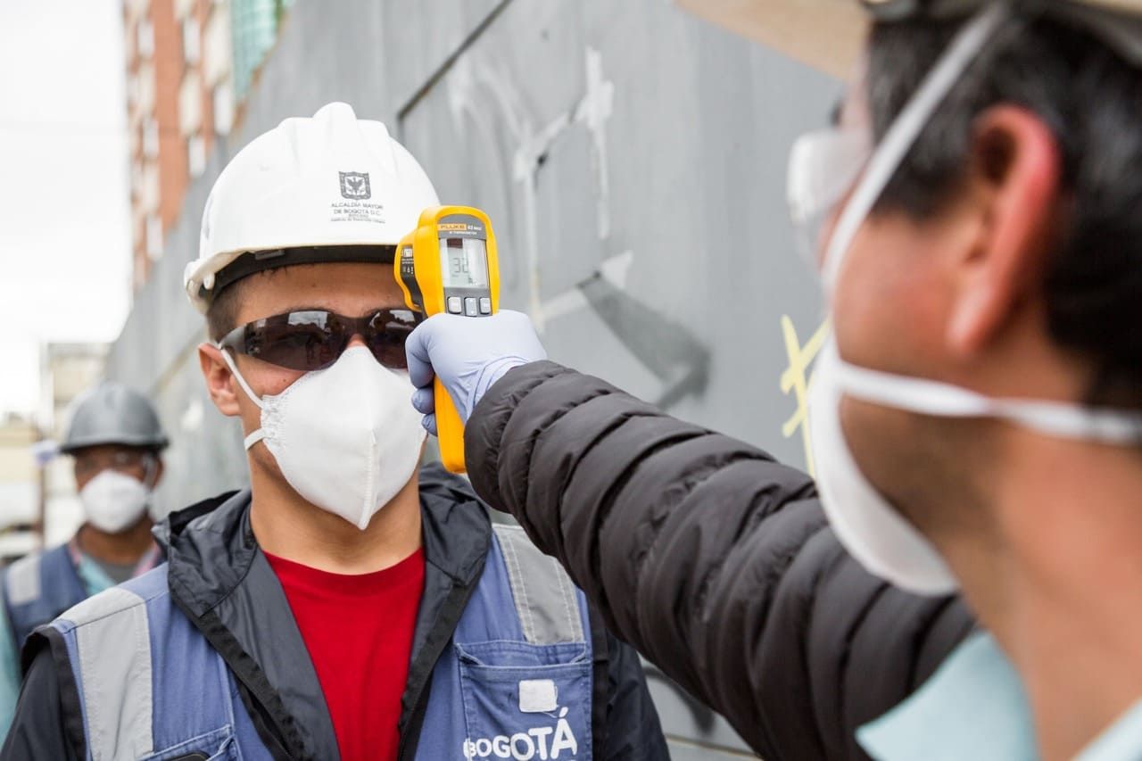 fotografias de trabajadores en obras con bioseguridad