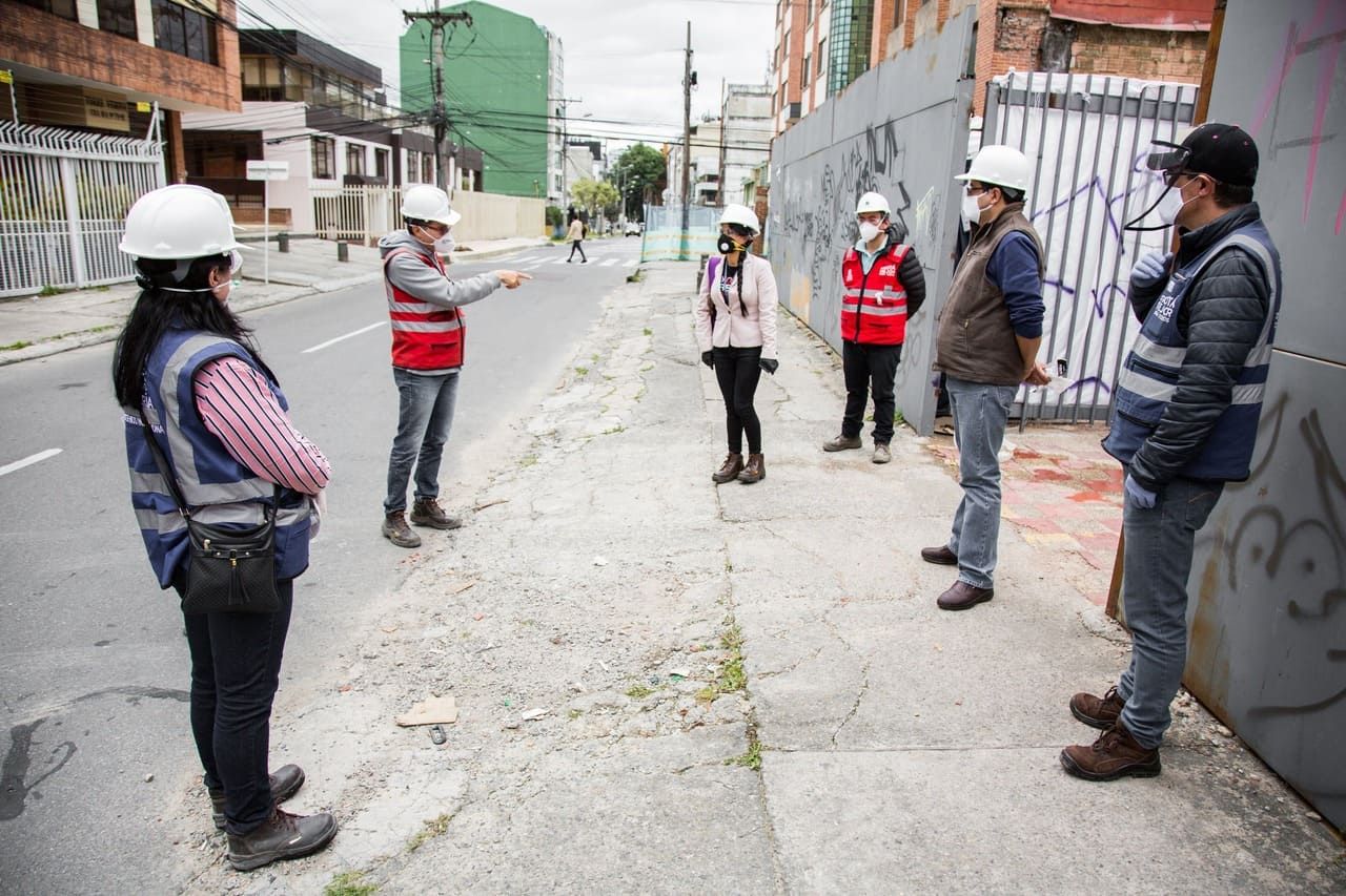 fotografias de trabajadores en obras con bioseguridad