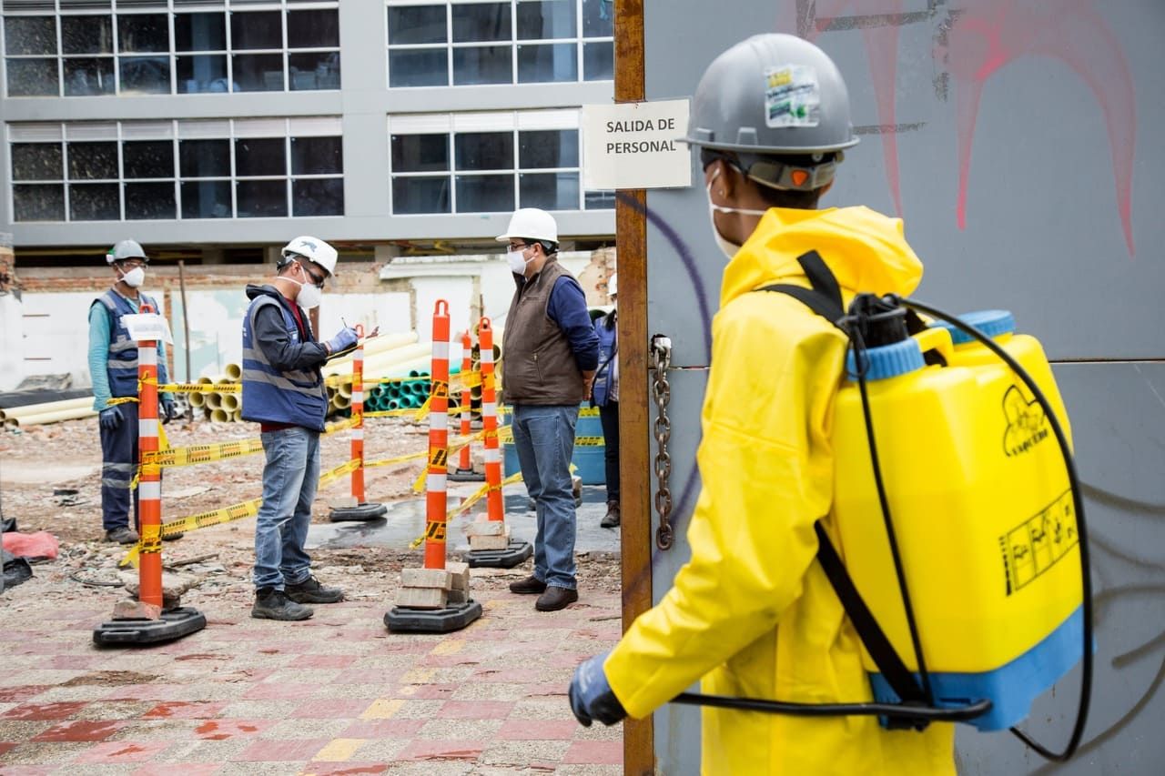 fotografias de trabajadores en obras con bioseguridad