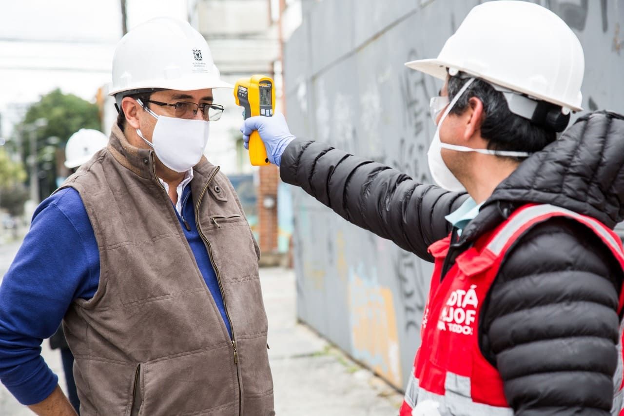 fotografias de trabajadores en obras con bioseguridad