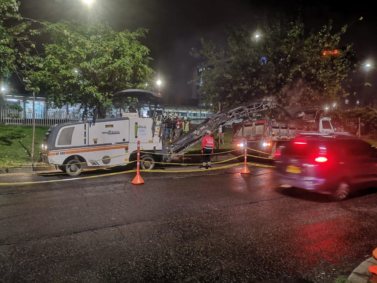 vía de Bogotá en mantenimiento con  maquinas en la madrugada 