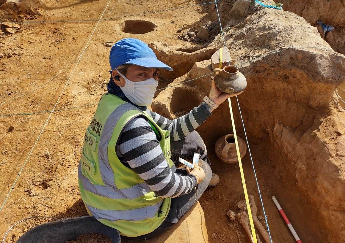 Fotografía de arqueólogo con una jarra en la mano 