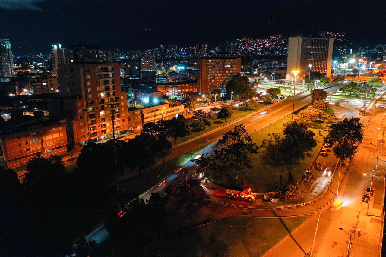 foto aérea del puente en mantenimiento