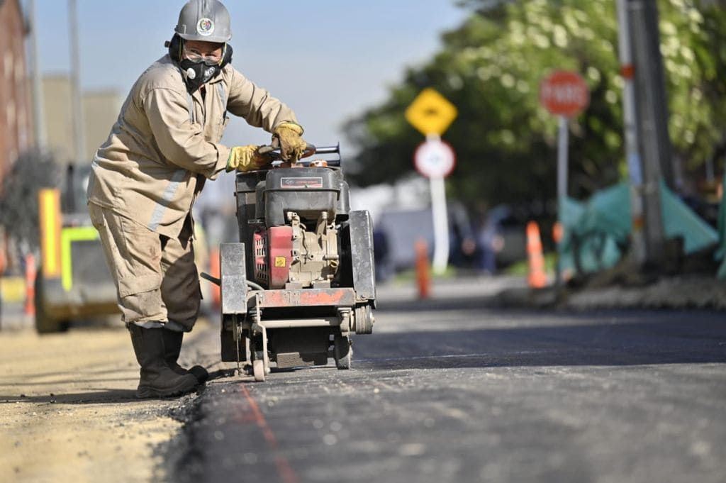 Contratista con maquina arreglando la vía
