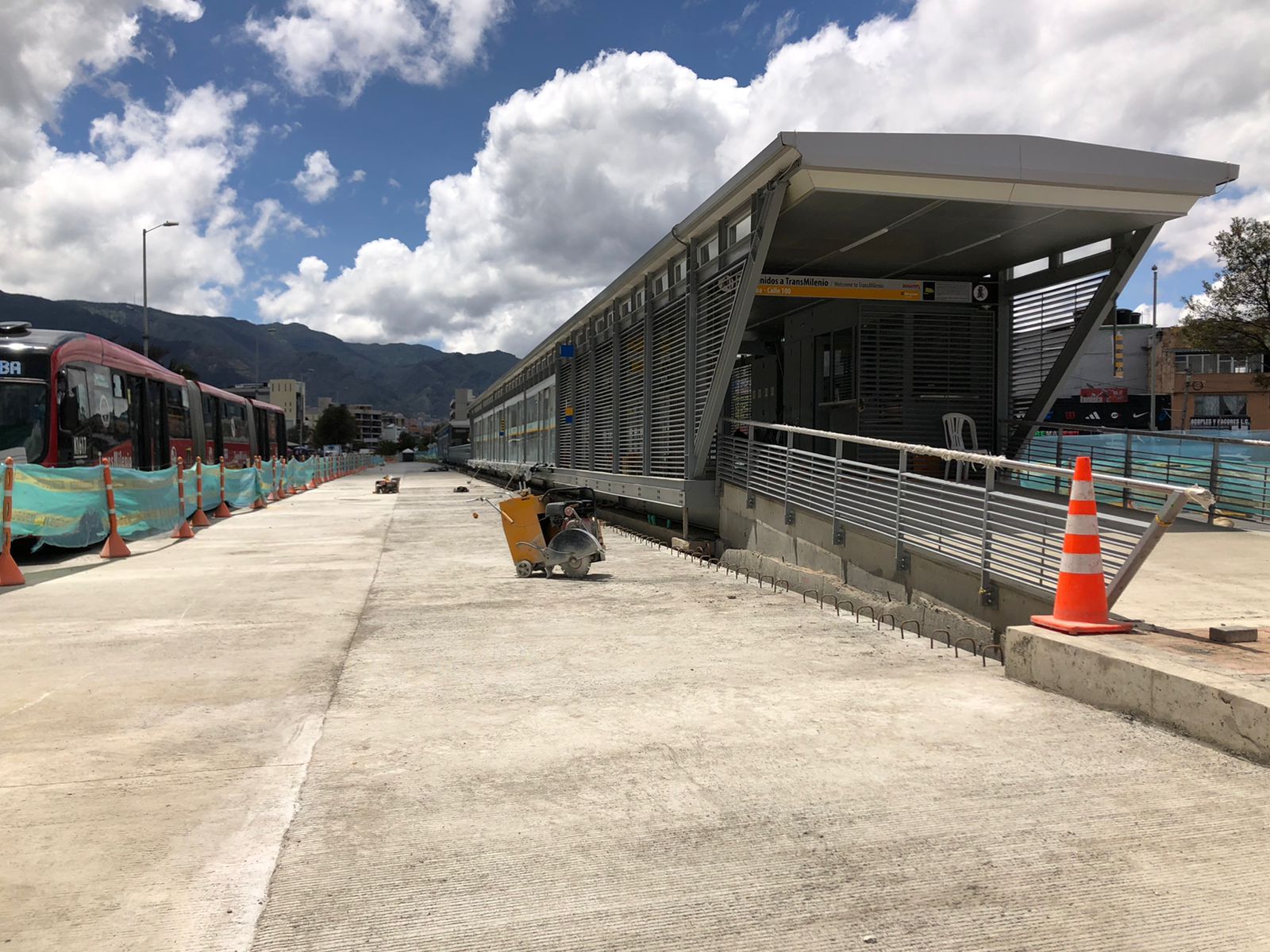 Fotografía de estación de TransMilenio  calle 100 con avenida 68
