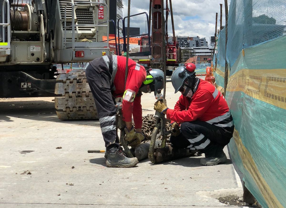 Trabajadores en obras de la avenida 68 con calle 100