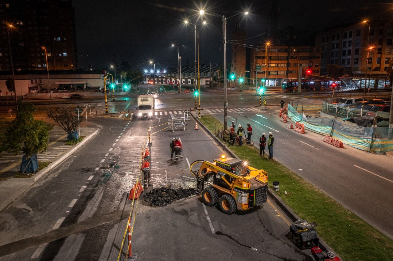 Foto aérea mantenimiento de calles nocturna en Bogotá 