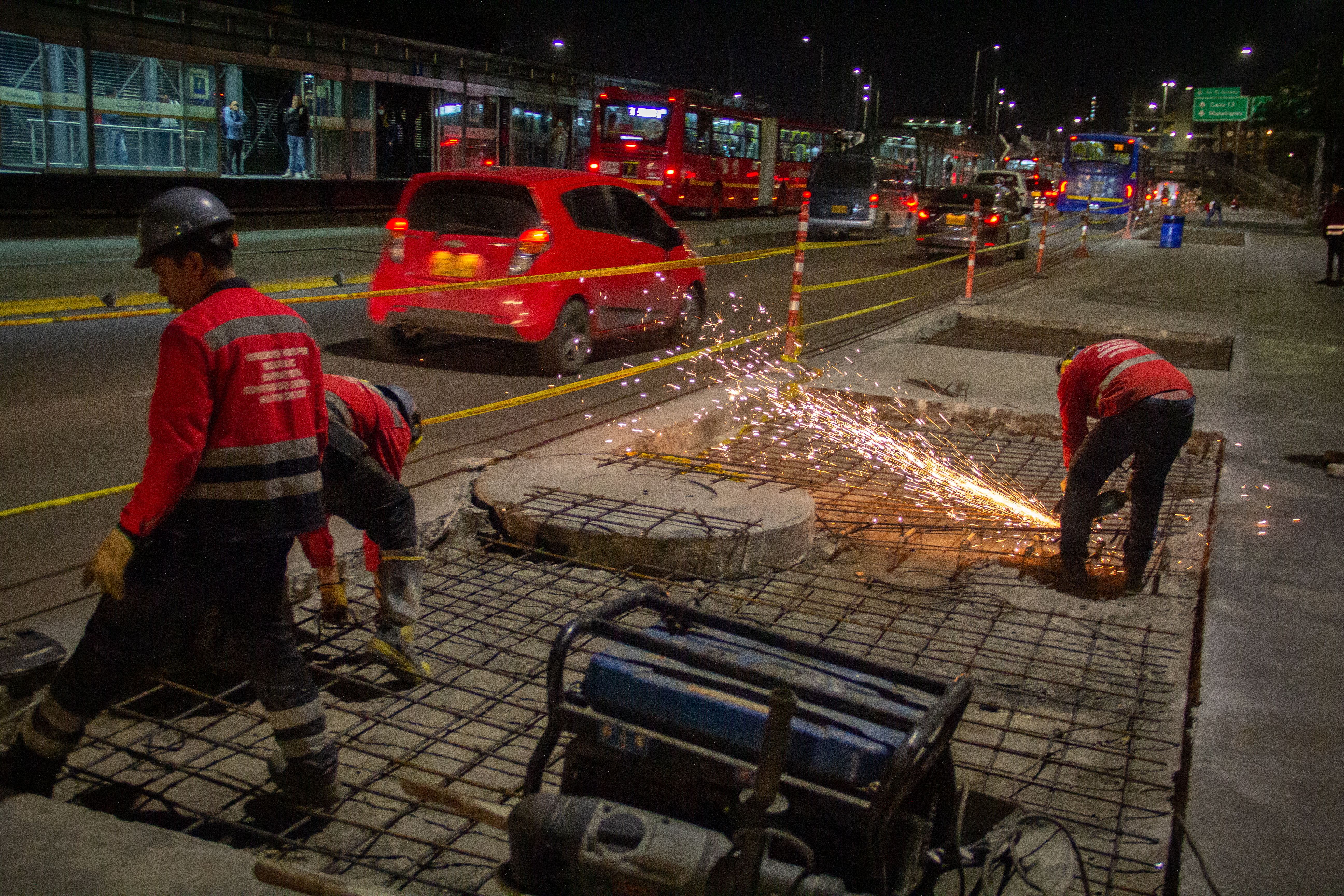 Trabajadores en obra del idu