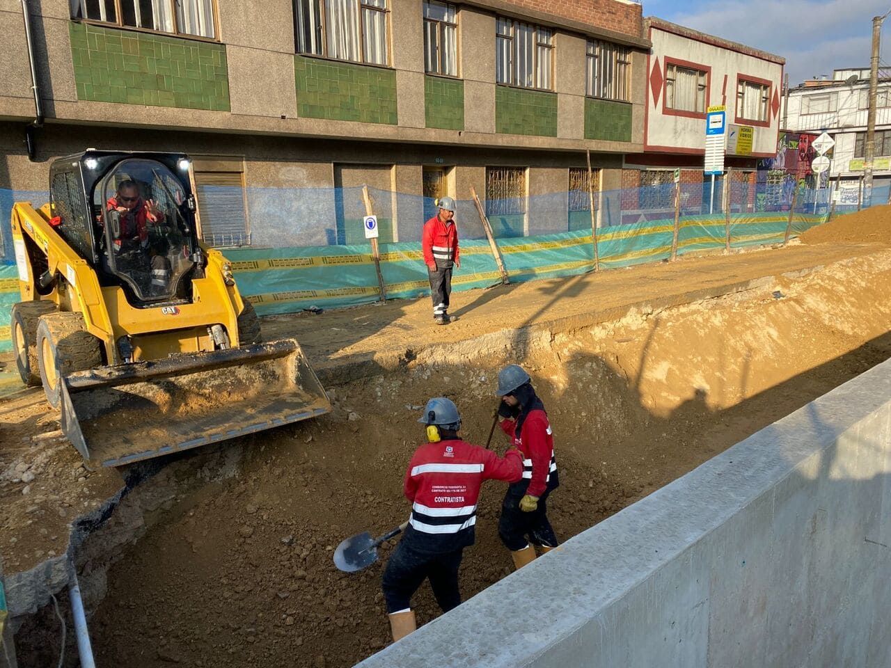 personas trabajando en obras de infraestructura