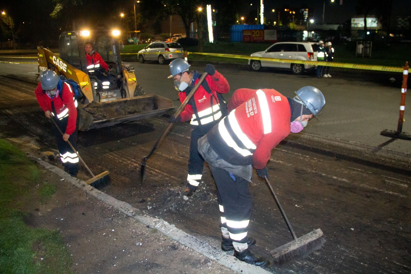 Fotografía trabajadores en mantenimiento de la  malla vial nocturno 