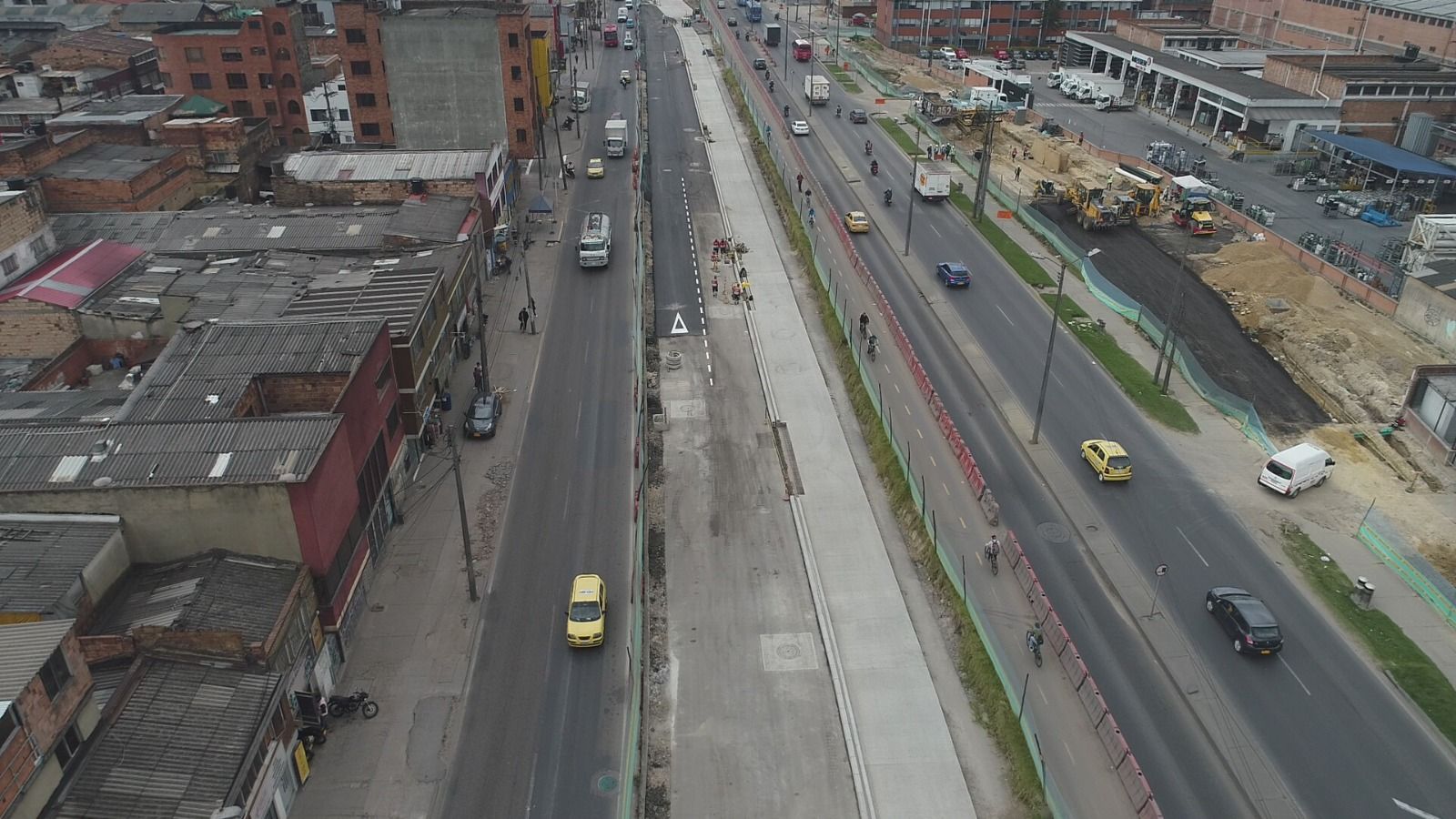 Fotografía aérea carriles mixtos de la avenida 68 con calle 10 y 13 