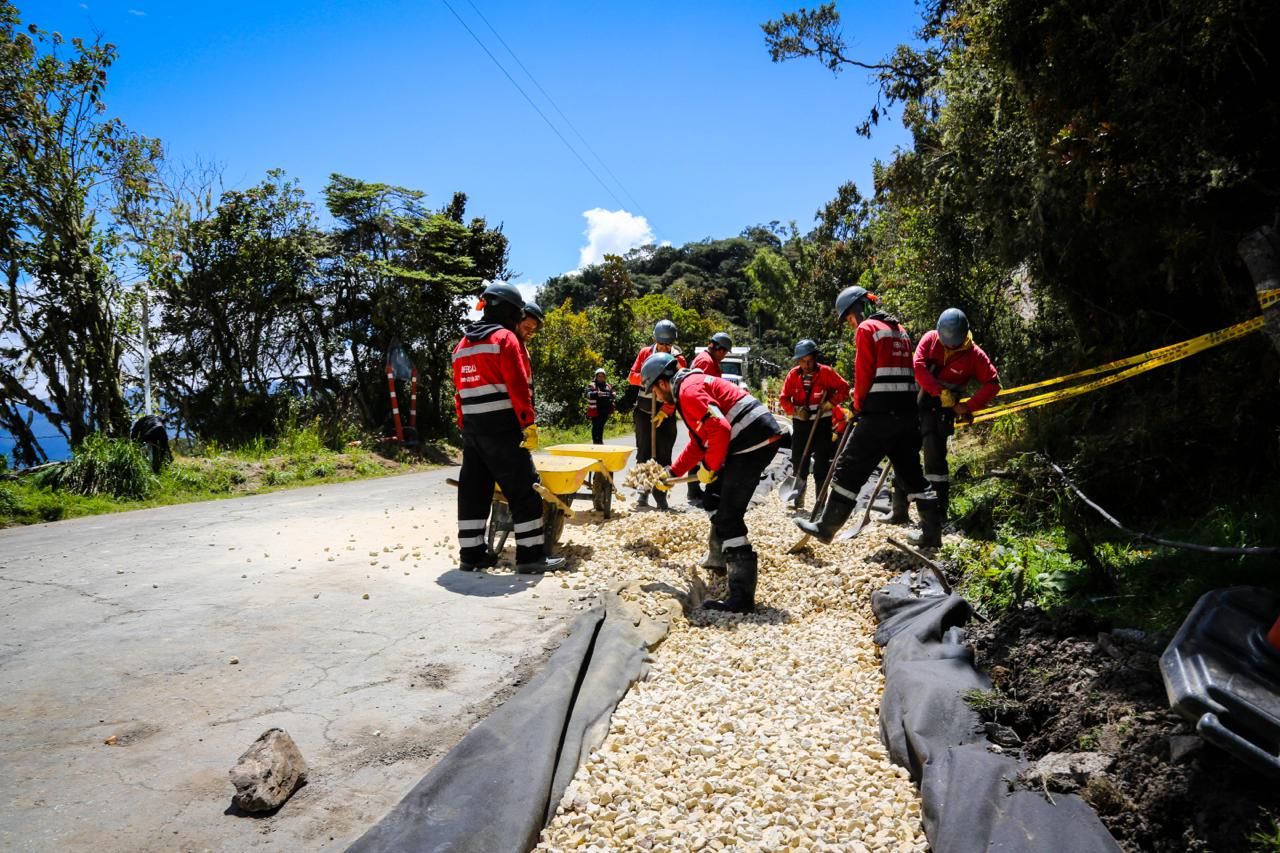 foto trabajadores malla vial rural
