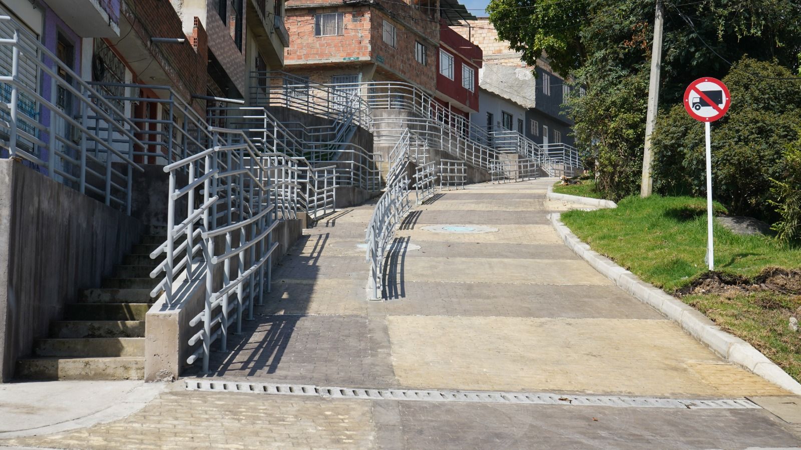 obra para mejorar la accesibilidad de habitantes en zona con inclinación pronunciada