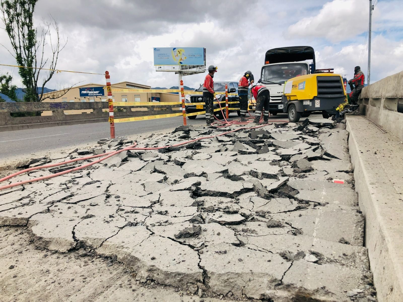 trabajadores en puente realizan labores de mantenimiento