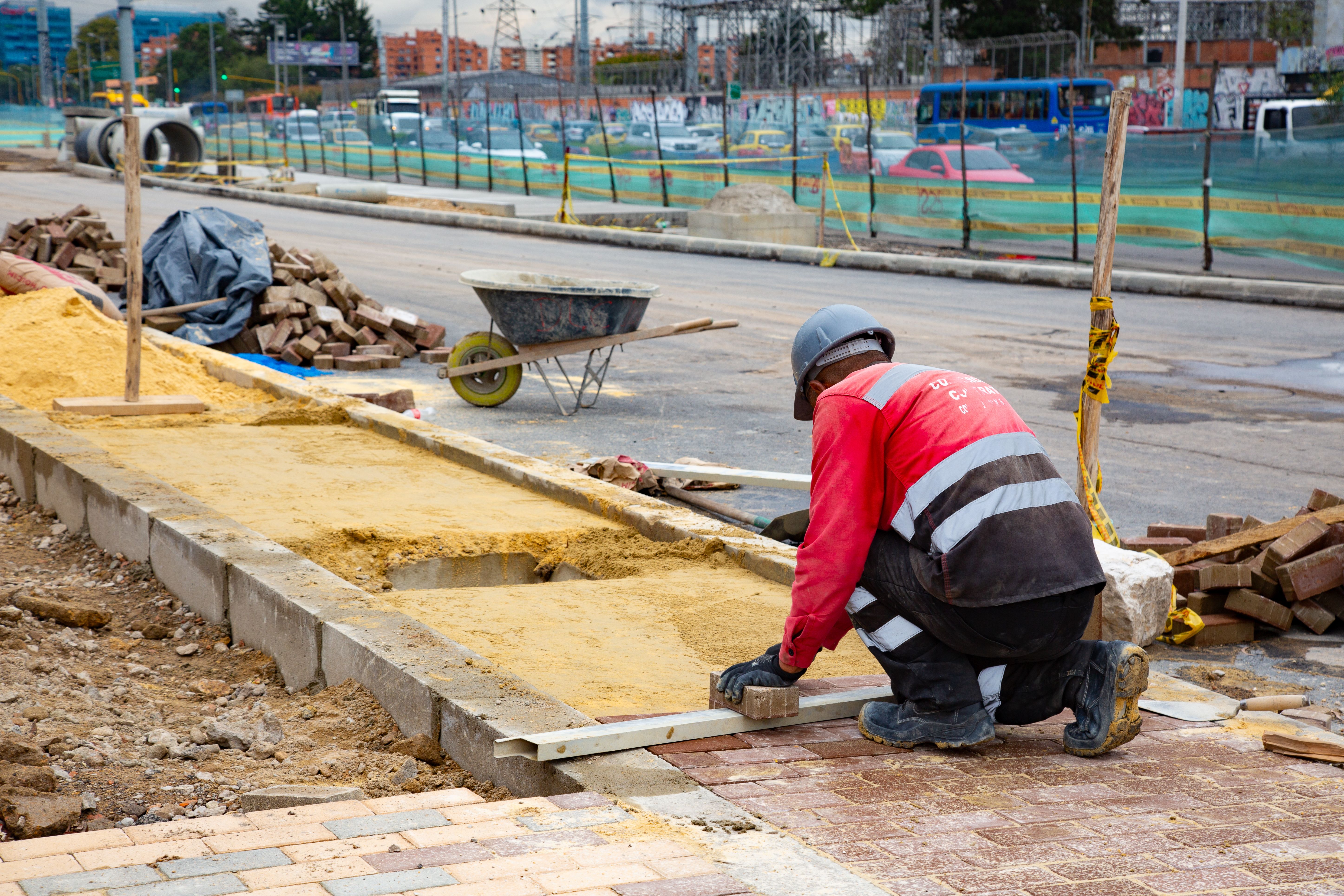contratista de la obra trabajando en andenes 