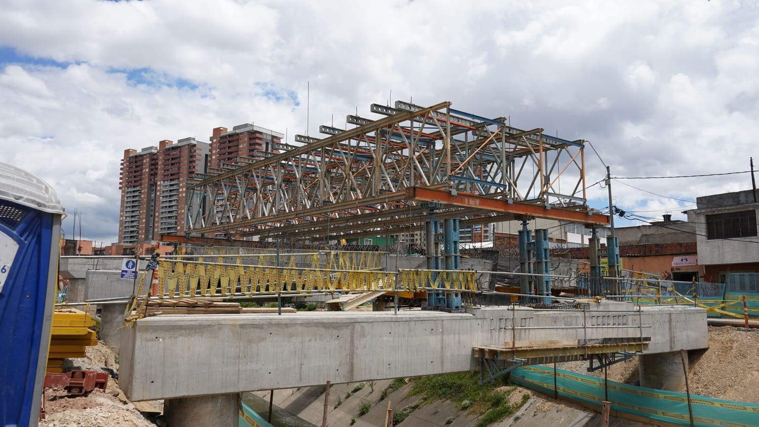 izaje de vigas  puente vehicular en la avenida 68