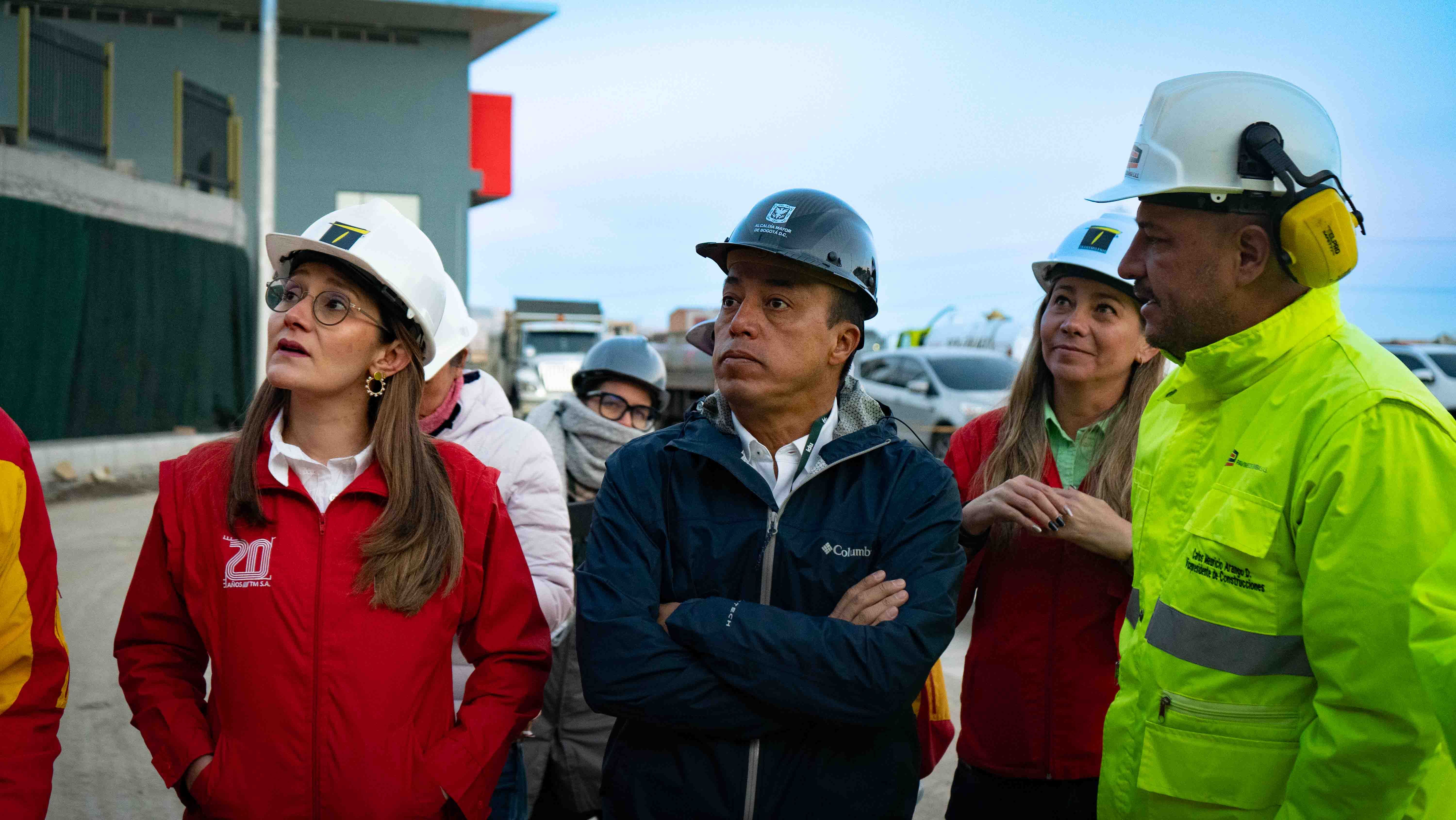 Orlando Molano, director del Instituto de Desarrollo Urbano, en compañía de María Fernanda Ortíz Carrascal, gerente de TransMilenio, recorrieron el patio taller La Reforma