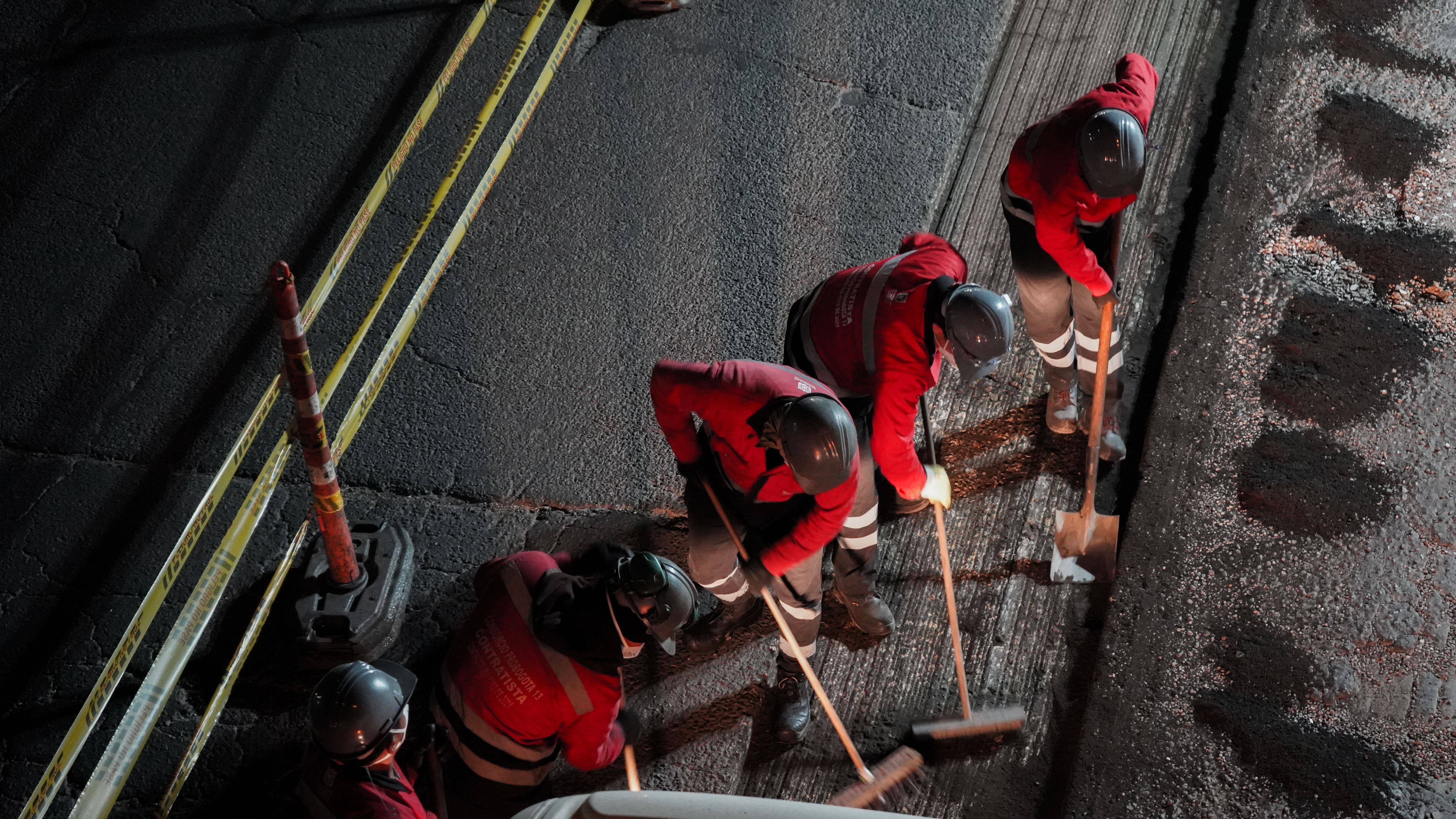 Un grupo de trabajadores arreglan una vía en horas de la noche