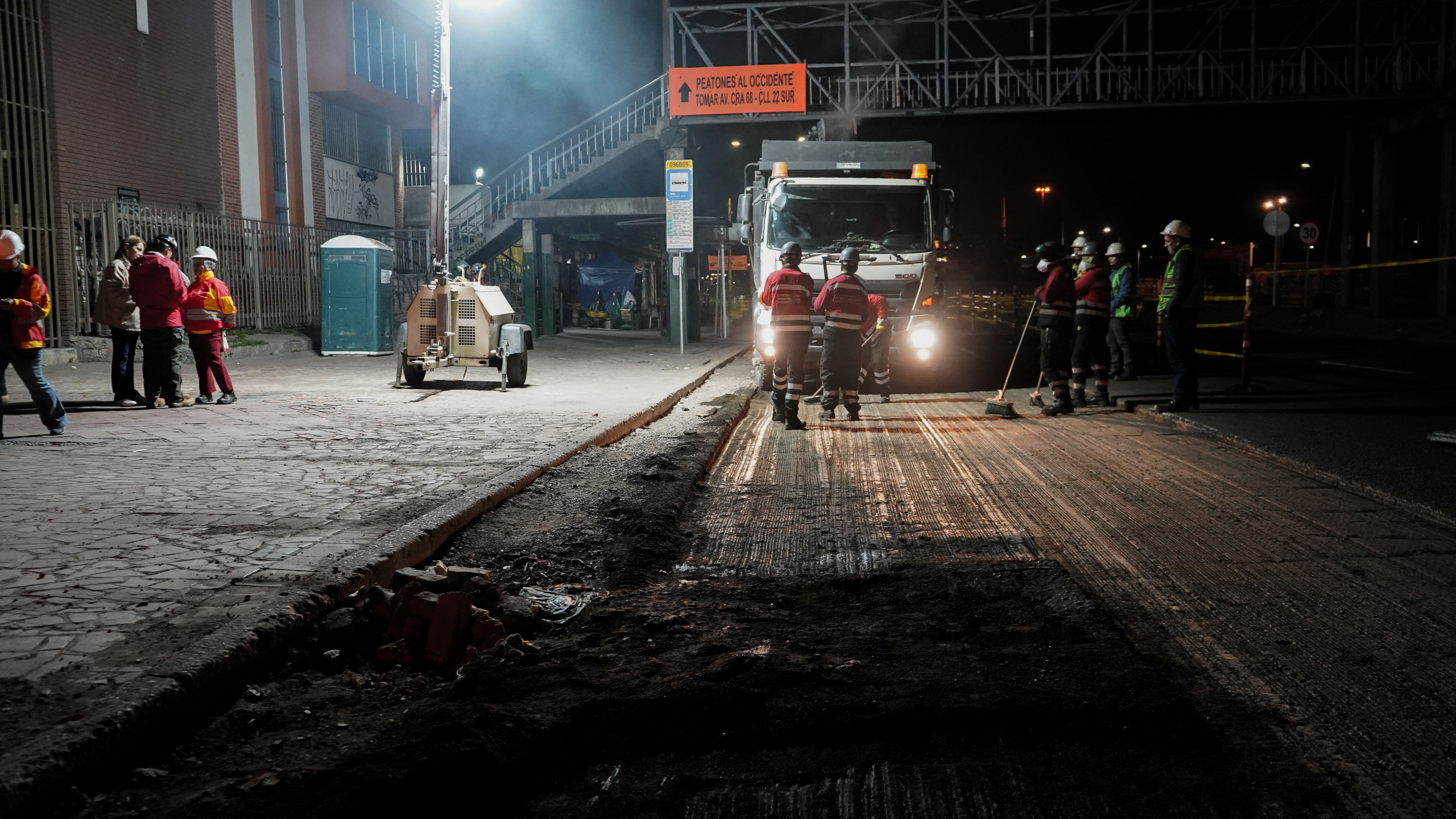 Un grupo de trabajadores arreglan una vía en horas de la noche
