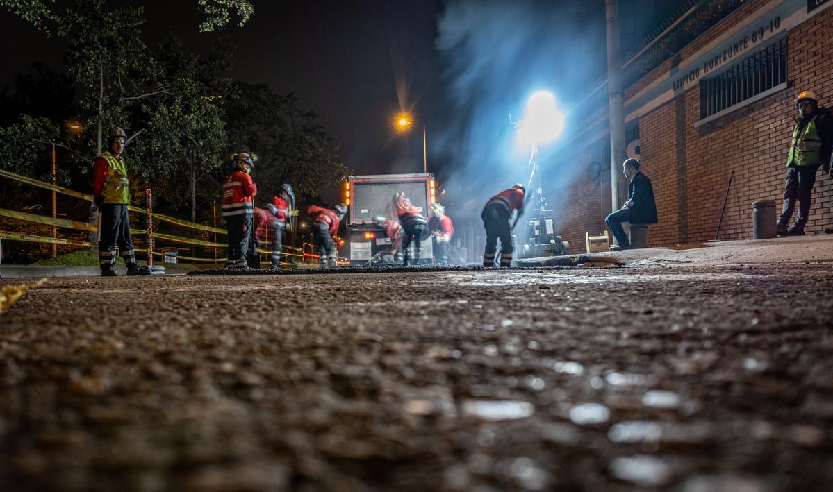 Personal de obra trabaja en el arreglo de una vía en jornada nocturna